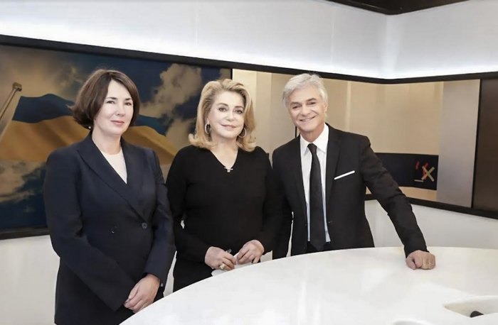 Французька актриса Катрін Деньов разом із Сірілем Віг’є під час запису телепрограми на підтримку України, поруч з ними дружина посла Наталія Омельченко.