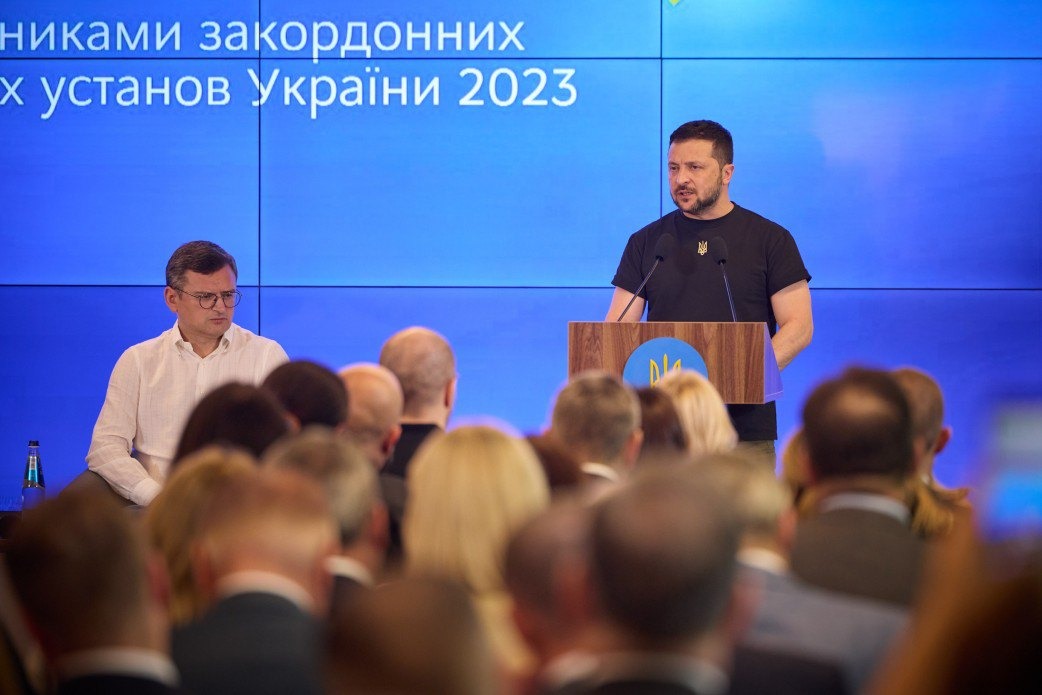 Президент України Володимир Зеленський і міністр закордонних справ Дмитро Кулеба під час наради з послами.